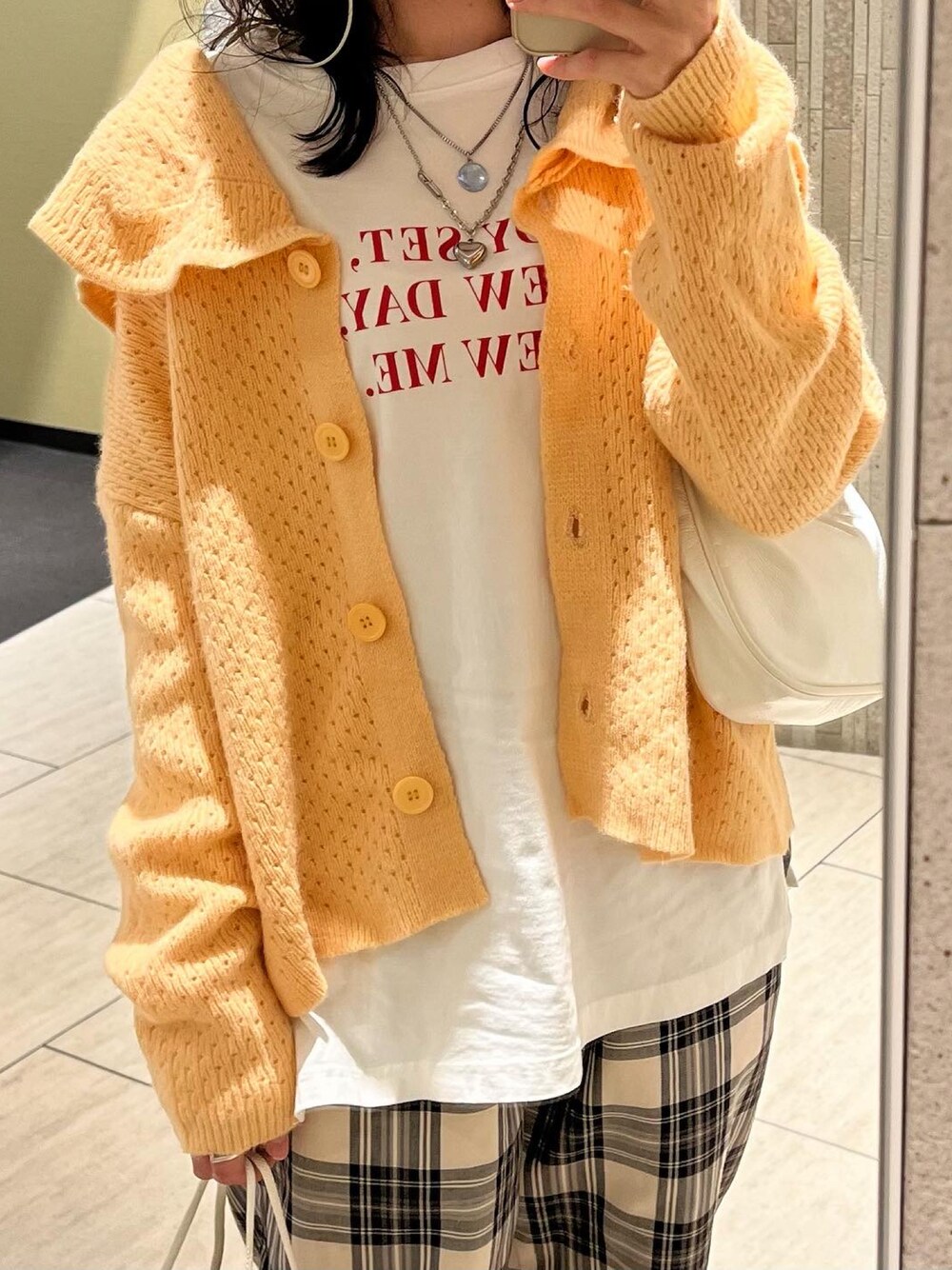 「カジュアル、お洒落さんとつながりたい、ゆるコーデ、休日コーデ、ootd、チェックパンツ、ラフ、リラックススタイル、プチプラ、GU、ニット/セーター、カーディガン、シルバーアクセサリー、ロゴT、オレンジニット」｜「GUのグラフィックロングスリーブT(長袖)（Tシャツ/カットソー、ホワイト系）」を使った、ringo🍎さん（レディース・157cm）の秋コーディネートの1枚目の写真