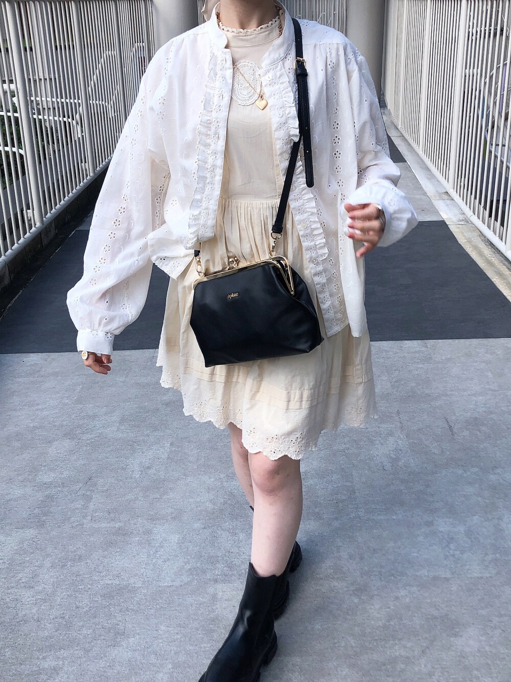 「古着、ワンピース、シャツ、ショルダーバッグ、ベージュ、ヴィンテージ、サイドゴアブーツ、古着MIX、休日コーデ、パンツスタイル、古着コーデ、がま口バッグ、おしゃれさんと繋がりたい、epine、だから秋服が好き」｜「épineのアイテム（ショルダーバッグ、ブラック系）」を使った、ringo🍎さん（レディース・157cm）の秋コーディネートの1枚目の写真