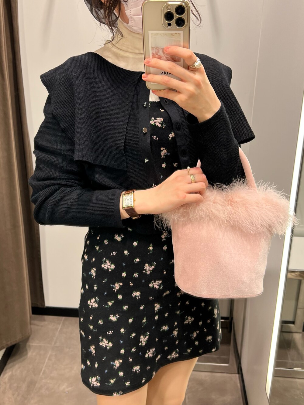 「秋冬コーデ、大人ガーリー、おしゃれさんと繋がりたい、トレンド、ファッションの力を信じよう、タートルネックニット、ニット/セーター、フレンチガーリー、epine、theVirgins、TINA:JOJUN、ユニクロ、カーディガン、ファーバッグ、ミニワンピ」｜「TINA：JOJUNのアイテム（カーディガン/ボレロ、ブラック系）」を使った、ringo🍎さん（レディース・157cm）の秋コーディネートの1枚目の写真