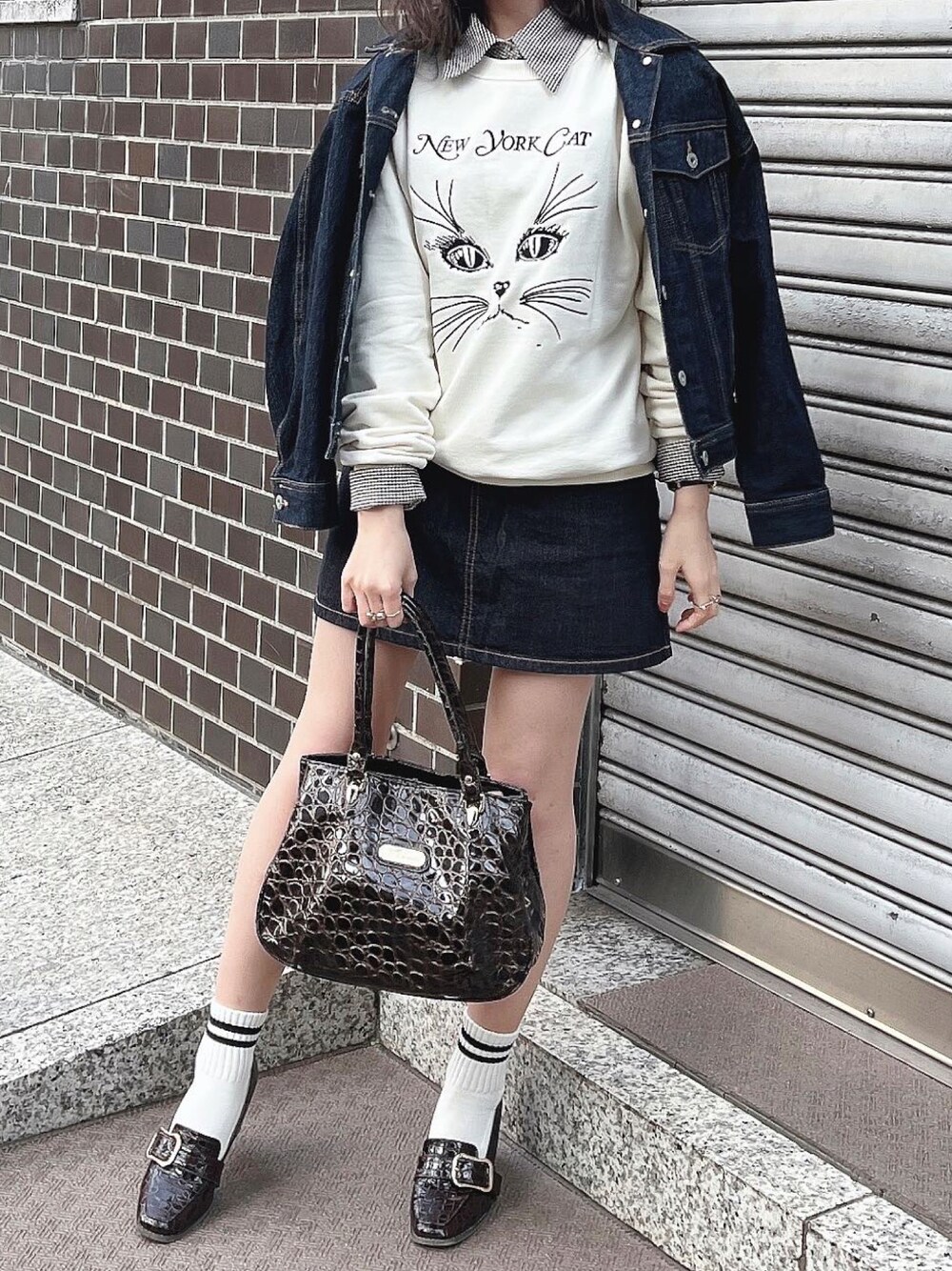 「スウェット、デニム、カジュアル、スエット、レイヤードスタイル、秋服、デニムオンデニム、ガーリーコーデ、フレンチガーリー、wearhalloween2021、epine、デニムスカート、デニムジャケット、ヒールローファー」｜「Treat Ürselfのoriginal leather boston bag（ボストンバッグ、ブラウン系）」を使った、ringo🍎さん（レディース・157cm）の秋コーディネートの1枚目の写真