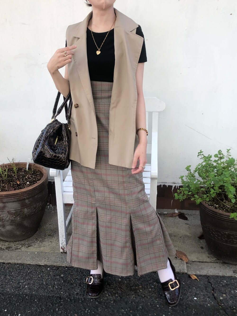「秋コーデ、カジュアルコーデ、大人女子、秋先取りコーデ、秋トレンド2021、着回しコーデ、おしゃれさんと繋がりたい、スカート、ベージュコーデ、デート、マーメイドスカート、ジレ、ボストンバッグ、ZARA、who's who chico」｜「Treat Ürselfのoriginal leather boston bag（ボストンバッグ、ブラウン系）」を使った、ringo🍎さん（レディース・157cm）の秋コーディネートの1枚目の写真