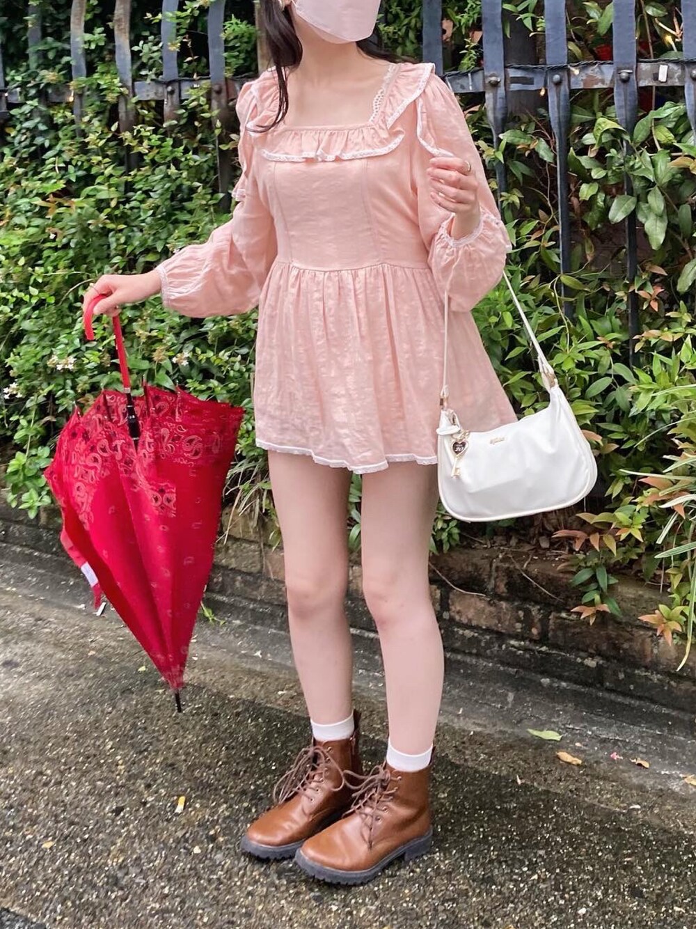 「フレンチガーリー、休日コーデ、ショートブーツ、ブラウス、フリルブラウス、おしゃれさんと繋がりたい」｜「épineのアイテム（シャツ/ブラウス、ピンク系）」を使った、ringo🍎さん（レディース・157cm）の秋コーディネートの1枚目の写真