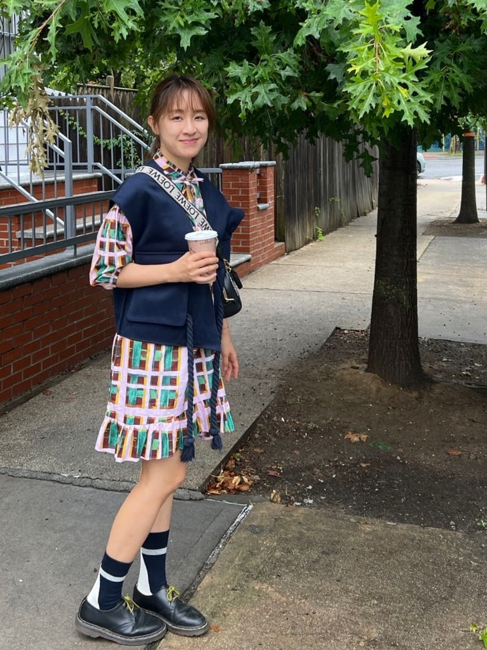 「shirtdress、vest、ootd、DrMartens、fall、loewe」｜「Maeveのアイテム（ベスト、ブルー系）」を使った、useecaraさん（レディース・163cm）の秋コーディネートの1枚目の写真