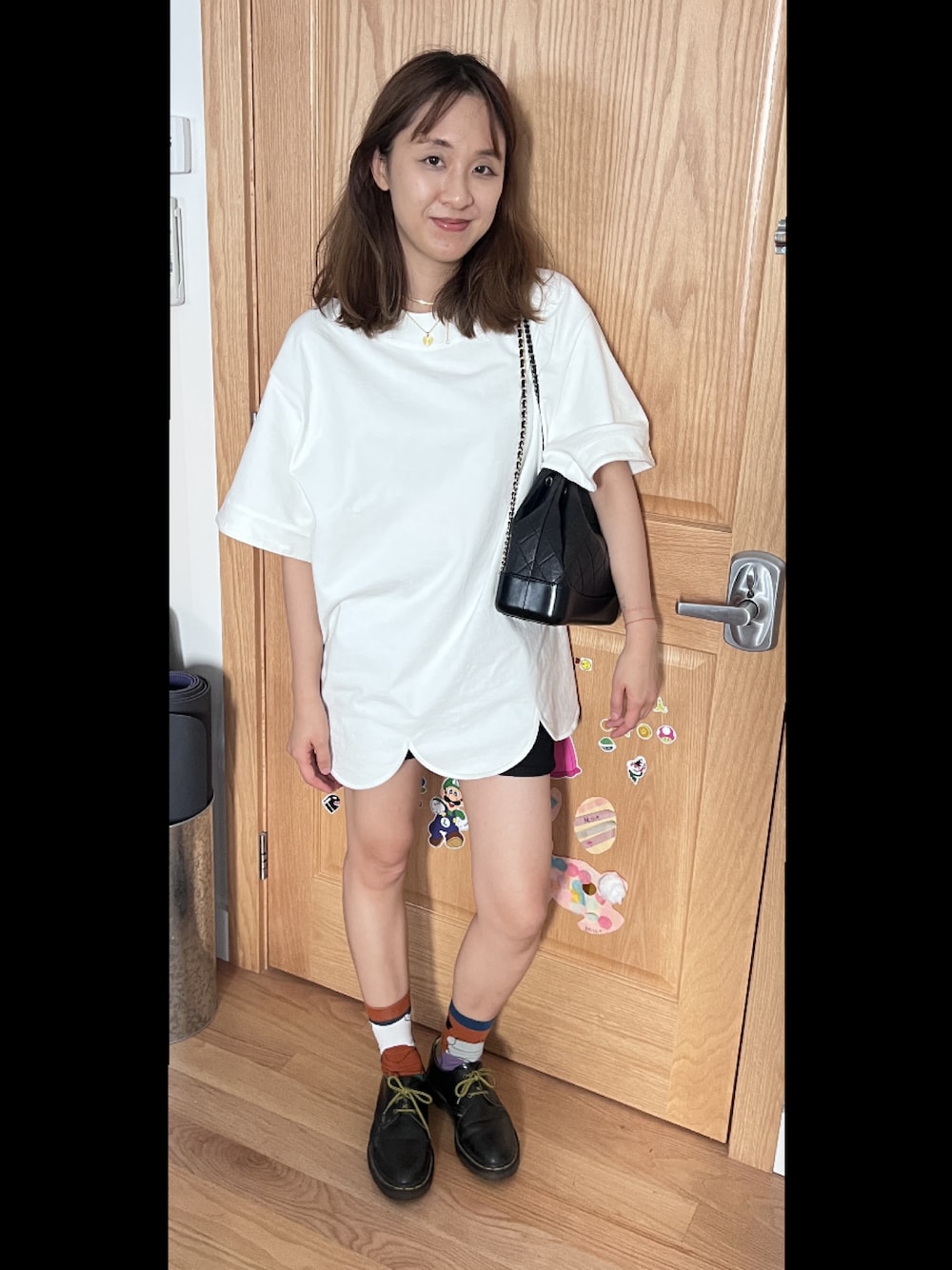 「JILSANDER、backpack、fall、newyork、ootd、denim、shorts、Tshirts」｜「Dr. Martensのアイテム（ローファー、ブラック系）」を使った、useecaraさん（レディース・163cm）の秋コーディネートの1枚目の写真