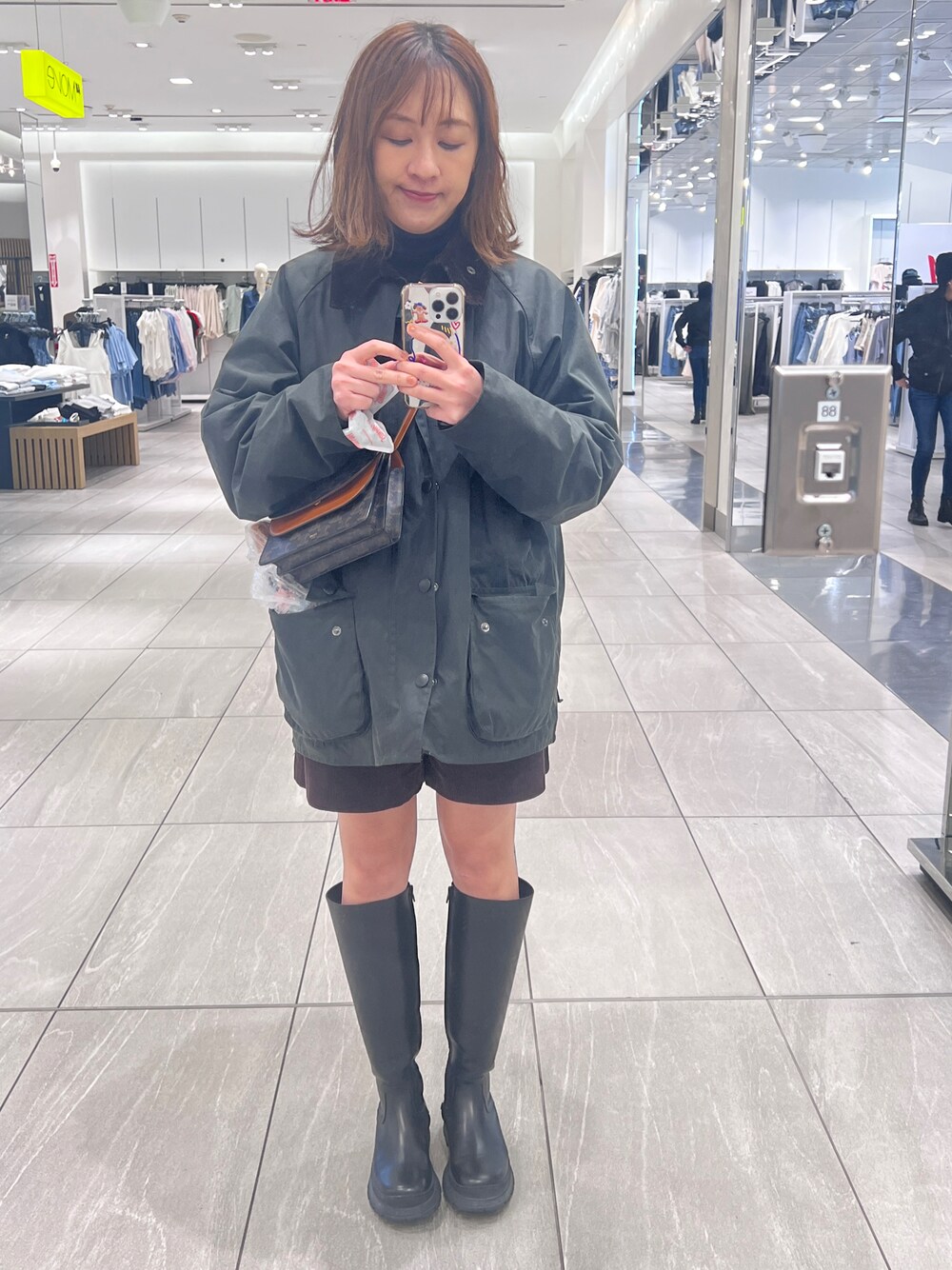 「CELINE、NYC、ootd、barbour、boots」｜「STAUDのアイテム（ブーツ、ブラック系）」を使った、useecaraさん（レディース・163cm）の秋コーディネートの1枚目の写真