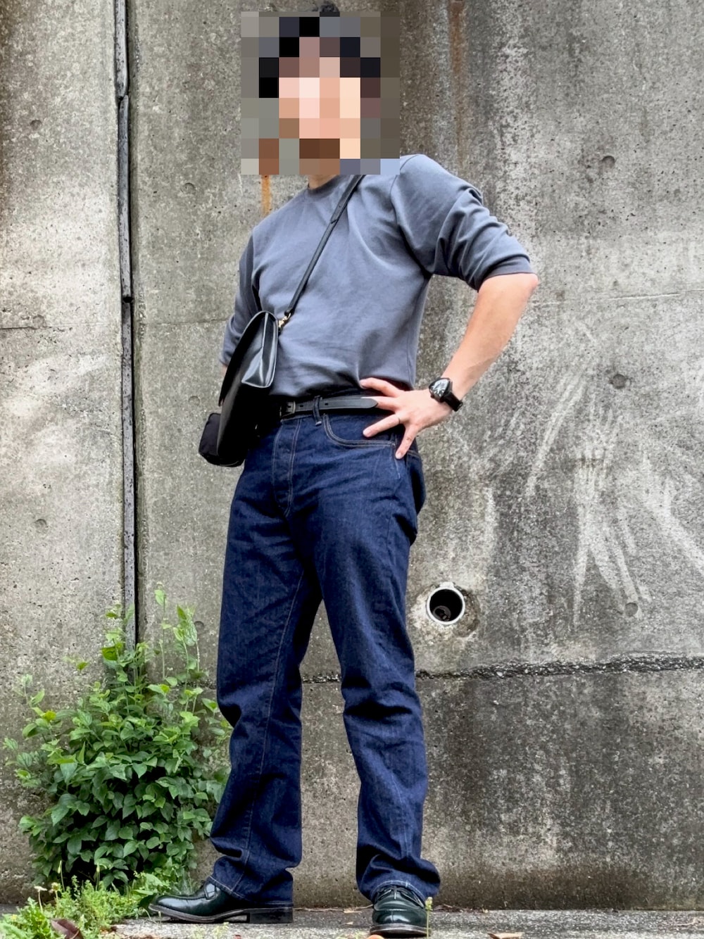 ブルー系のデニムパンツ、グレー系のTシャツ/カットソー、グリーン系のドレスシューズを着用したメンズの春コーディネートの1枚目の写真