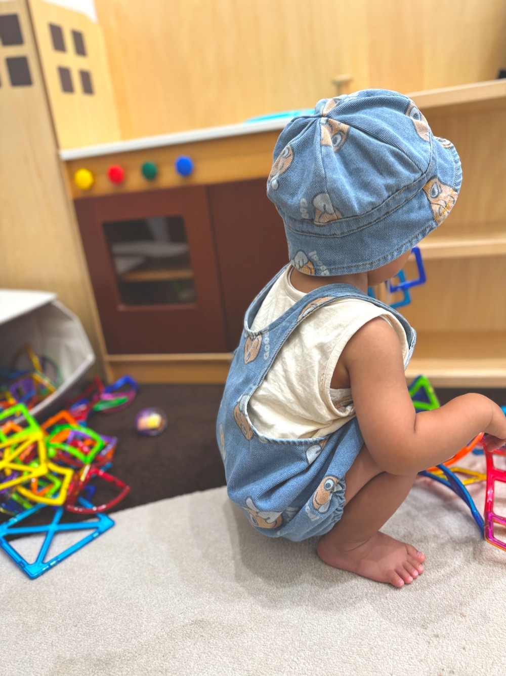 ブルー系のロンパースを着用したレディースの冬コーディネートの1枚目の写真