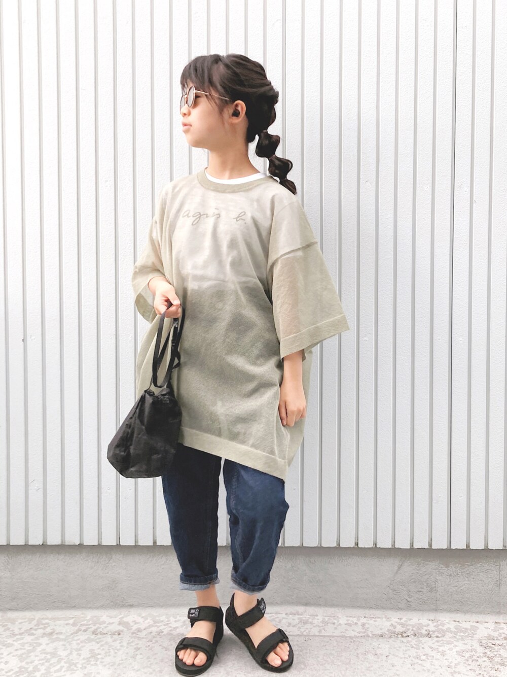 「シアーシャツ、シースルー、ロゴT、ビッグシルエット、オーバーサイズ、デニムパンツ、プチプラコーデ、サンダル、巾着バッグ、シンプルコーデ」｜「6の＜6(ROKU)＞SUKE LOCK BIG PULLOVER/ニット（ニット/セーター、グリーン系）」を使った、nanaさん（キッズ・140cm）の夏コーディネートの1枚目の写真