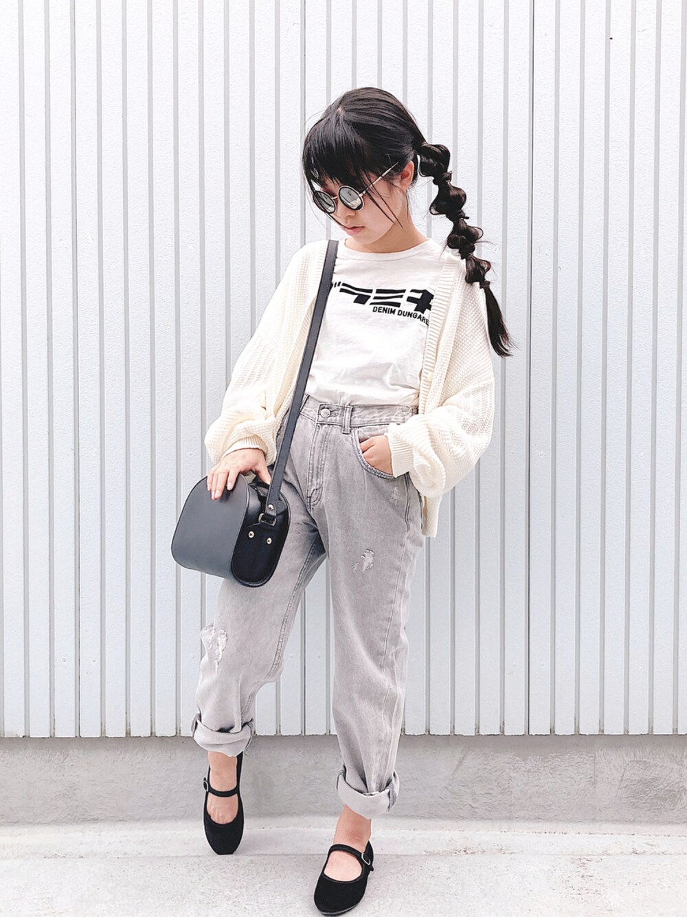 「カーディガン、ショルダーバッグ、Tシャツ、オーバーサイズ、休日スタイル、デニムパンツ、バレエシューズ、キッズコーデ、タックイン、ダメージデニムパンツ、シンプルコーデ、秋コーデ、だから秋服が好き」｜「DENIM DUNGAREEの天竺 グラミチ ニホンゴ Tシャツ（Tシャツ/カットソー、ホワイト系）」を使った、nanaさん（キッズ・140cm）の秋コーディネートの1枚目の写真