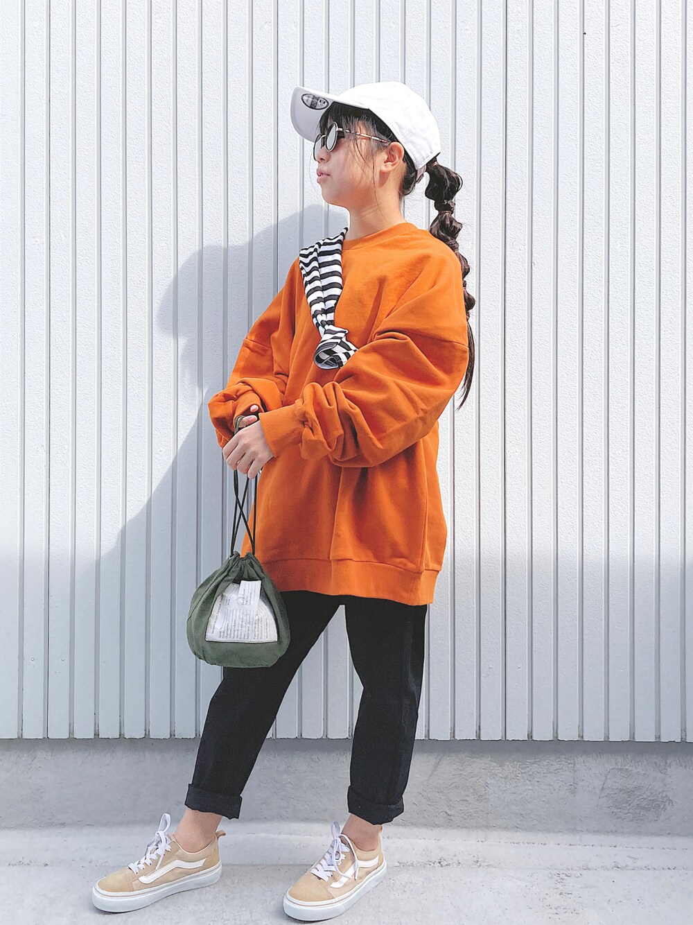 「秋のコーデ、スウェット、オーバーサイズ、ビッグシルエット、秋色、テーパードパンツ、キャップ、VANS、オールドスクール、シンプルコーデ」｜「antiquaのプルオーバー（スウェット、ブラウン系）」を使った、nanaさん（キッズ・140cm）の秋コーディネートの1枚目の写真