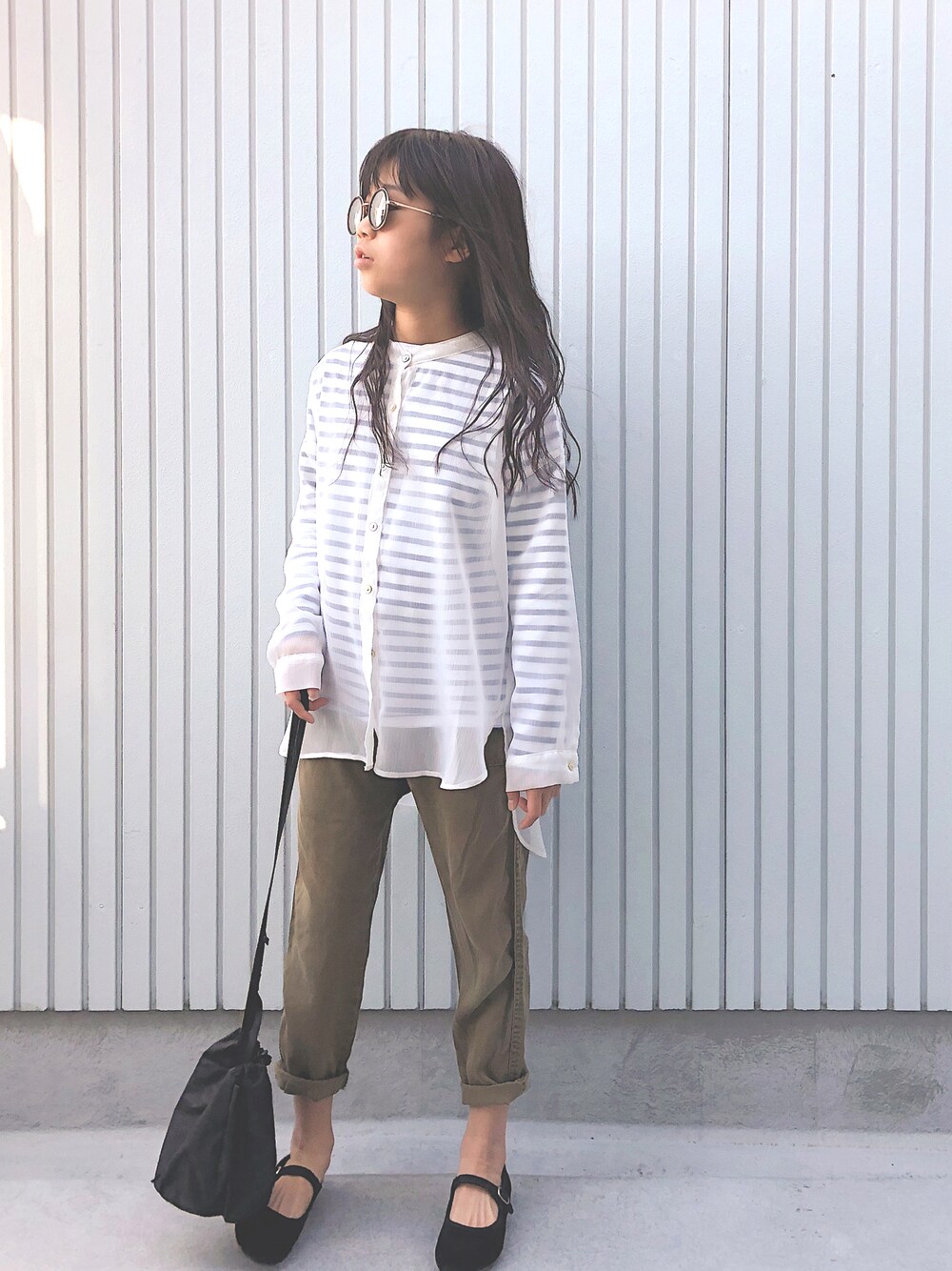 「カジュアル、女の子、プチプラコーデ、シアーシャツ、ボーダー、春コーデ、バレエシューズ、巾着バッグ、シンプルコーデ、春、プチプラ」｜「antiquaのシアーシャツ（シャツ/ブラウス、ホワイト系）」を使った、nanaさん（キッズ・140cm）の春コーディネートの1枚目の写真