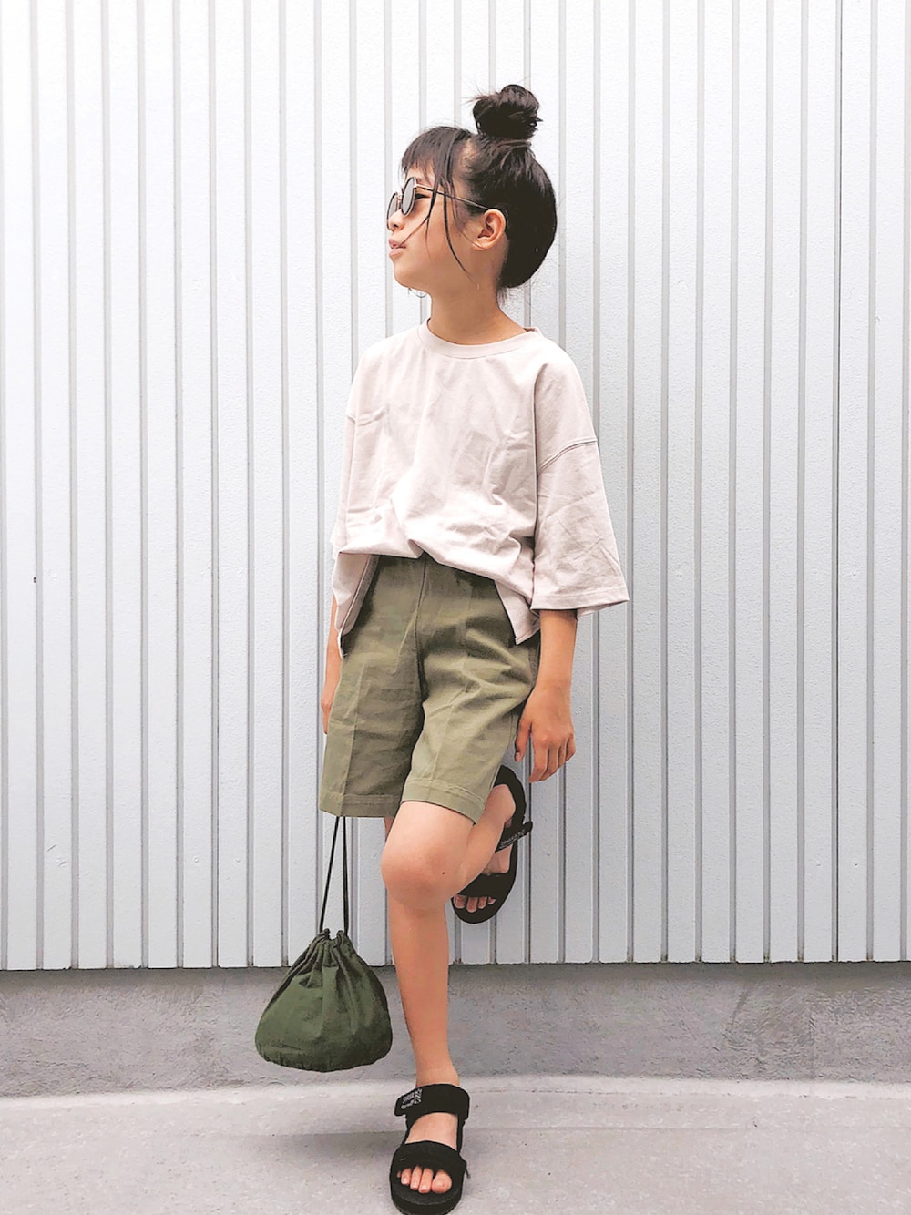 「キッズコーデ、シンプルコーデ、Tシャツ、オーバーサイズ、ビッグシルエット、ショートパンツ、サンダル、巾着バッグ、ゆるコーデ、カジュアル」｜「CIAOPANIC TYPYのUSAコットン5分袖Tee（Tシャツ/カットソー、グレー系）」を使った、nanaさん（キッズ・140cm）の夏コーディネートの1枚目の写真
