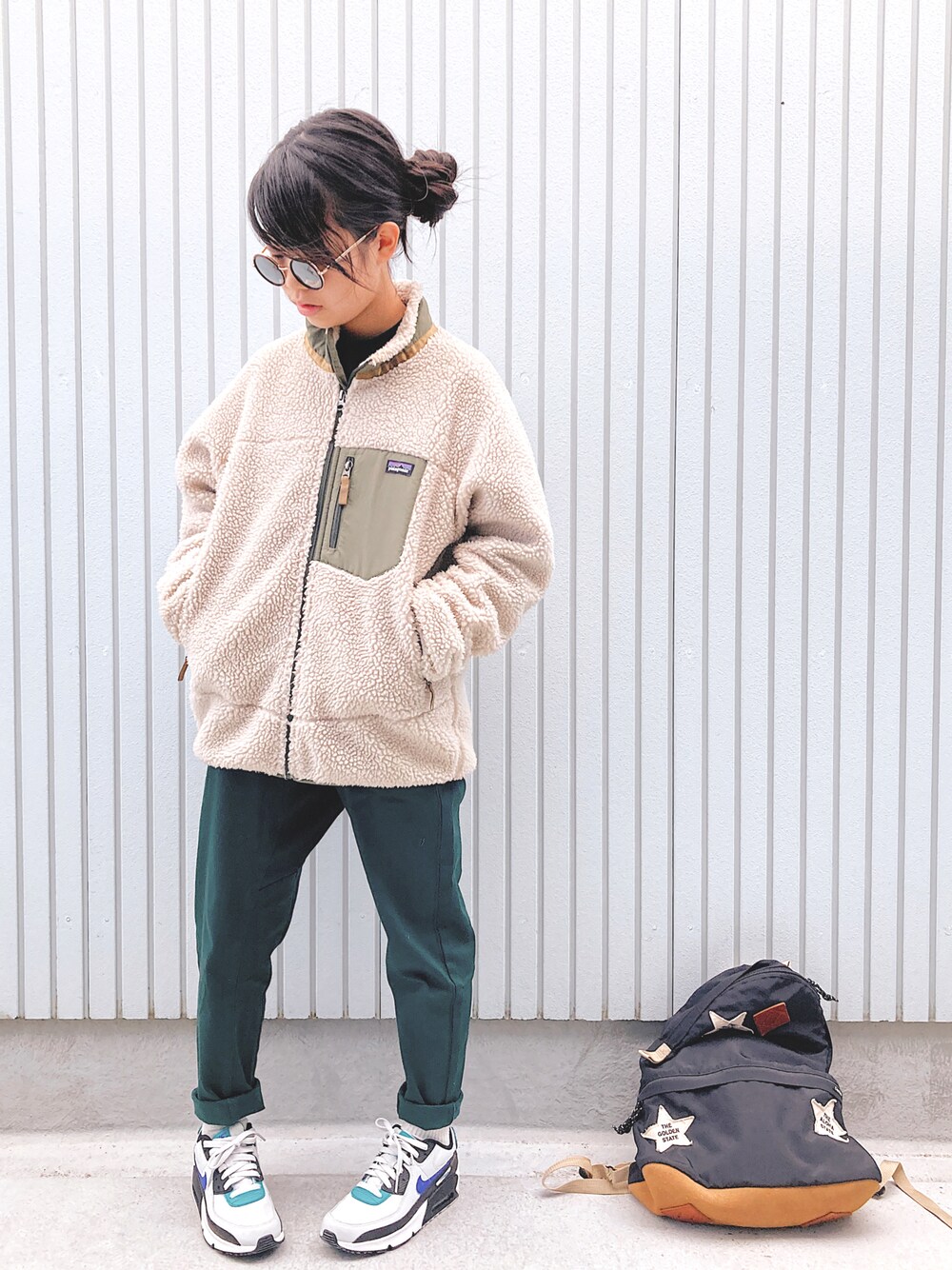 「冬コーデ、キッズファッション、ボアジャケット、patagonia、レトロX、カラーパンツ、テーパードパンツ、グリーン、NIKE AIR MAX、スニーカーコーデ、バックパック、シンプルコーデ、あったかコーデ」｜「patagoniaのパタゴニア / ボーイズ・レトロX・ジャケット（ダウンジャケット/コート、その他）」を使った、nanaさん（キッズ・140cm）の冬コーディネートの1枚目の写真