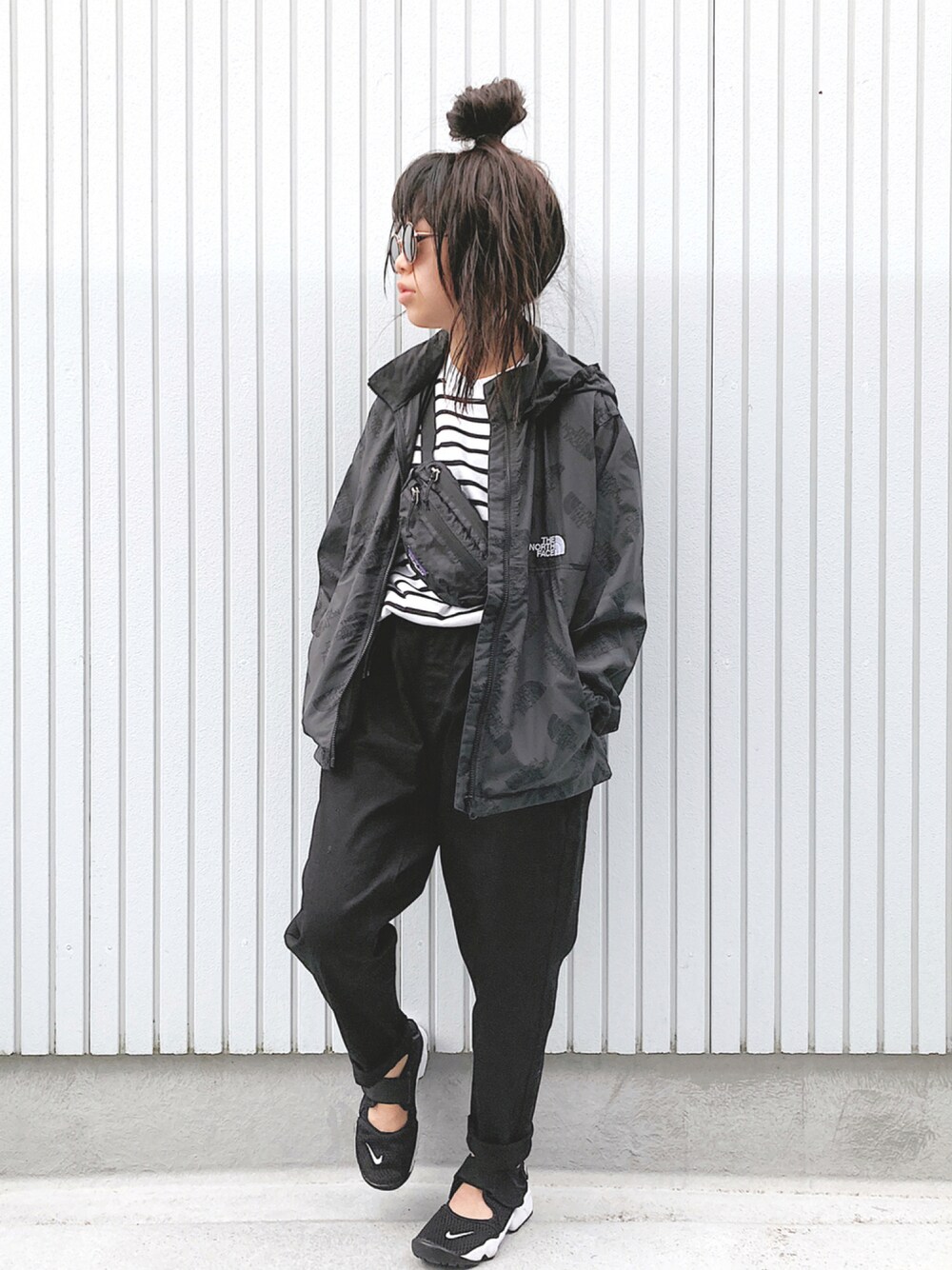 「テーパードパンツ、マウンテンパーカー、ボーダー、NIKE、ブラックコーデ、モノトーン、ロンT、THE NORTH FACE、シンプルコーデ、カジュアルコーデ、ウエストポーチ、エアリフト、秋コーデ」｜「THE NORTH FACEの【WEB限定】THE NORTH FACE/ザ・ノースフェイス KIDS Novelty Compact Jackett/コンパクトジャケット（ナイロンジャケット、ブラック系）」を使った、nanaさん（キッズ・140cm）の秋コーディネートの1枚目の写真