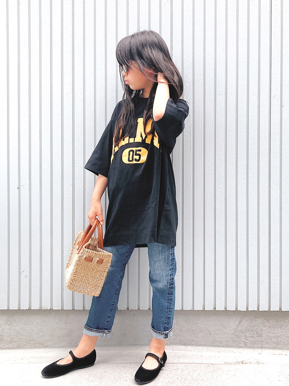 「キッズファッション、キッズコーデ、女の子、カジュアル、ロゴT、Tシャツ、デニムパンツ、シンプルコーデ、バレエシューズ、かごバッグ」｜「THE SHINZONEのE.L.M.T Tシャツ（Tシャツ/カットソー、グリーン系）」を使った、nanaさん（キッズ・140cm）の夏コーディネートの1枚目の写真