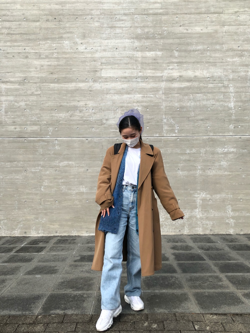 「ootd、低身長コーデ、キレイめ、カーディガン、デニムコーデ、Levi's、maisonspecial、大学生、トレンチコート」｜「MAISON SPECIALのグラデーションループシャギーニットカーデ【MAISON SPECIAL/メゾンスペシャル】（カーディガン/ボレロ、ブルー系）」を使った、mogさん（レディース・152cm）の冬コーディネートの1枚目の写真
