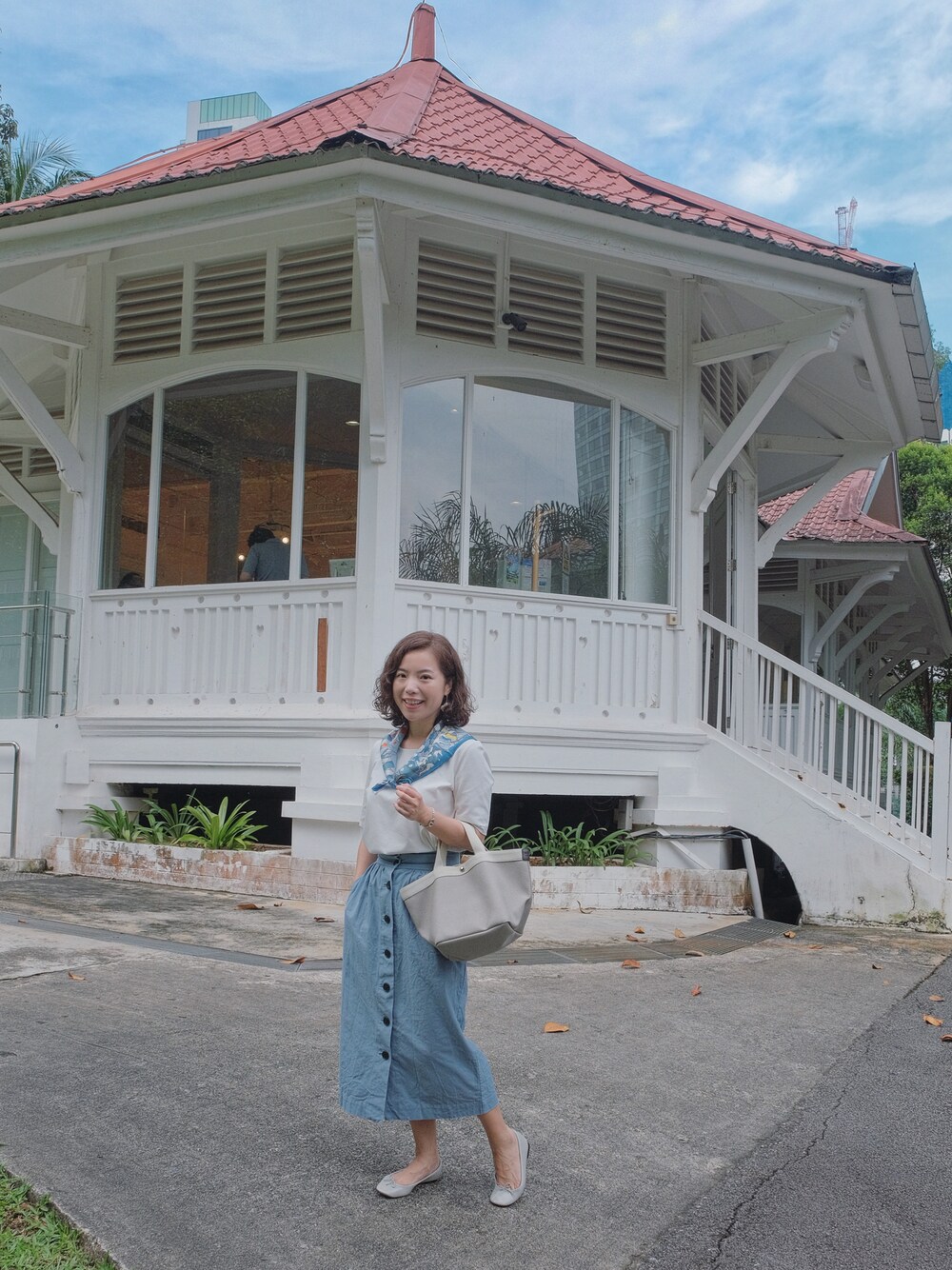 「春服みてみて、低身長コーデ、大人カジュアル、今日のコーデ、daily look、date style♡、outfit、ootd、大人可愛い」｜「HERMESのアイテム（ストール/ショール、ブルー系）」を使った、自然卷tutuさん（レディース・160cm）の春コーディネートの1枚目の写真
