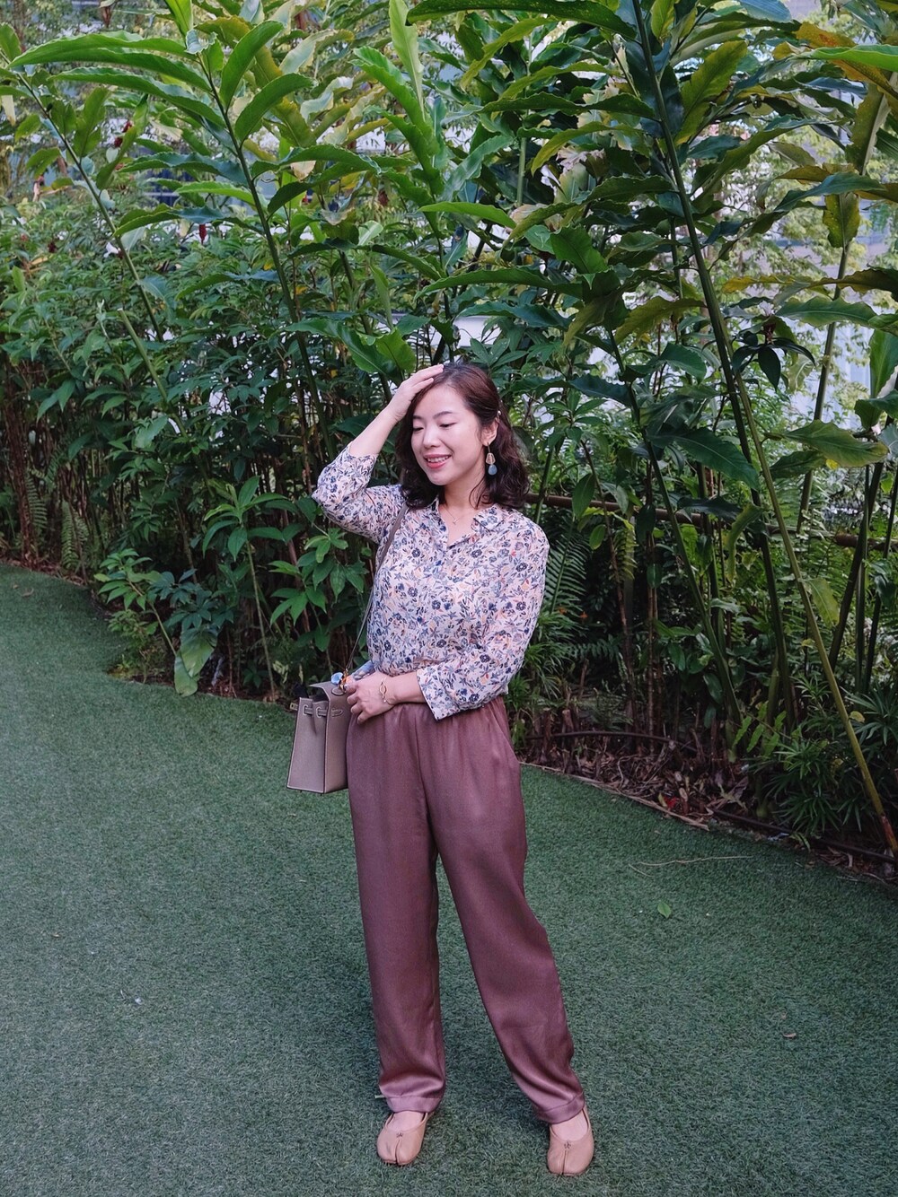 「春夏コーデ、大人コーデ、低身長、休日スタイル、ootd、outfit、outfitoftheday、daily look、date style♡」｜「Sessunのアイテム（シャツ/ブラウス、ベージュ系）」を使った、自然卷tutuさん（レディース・160cm）の春コーディネートの1枚目の写真