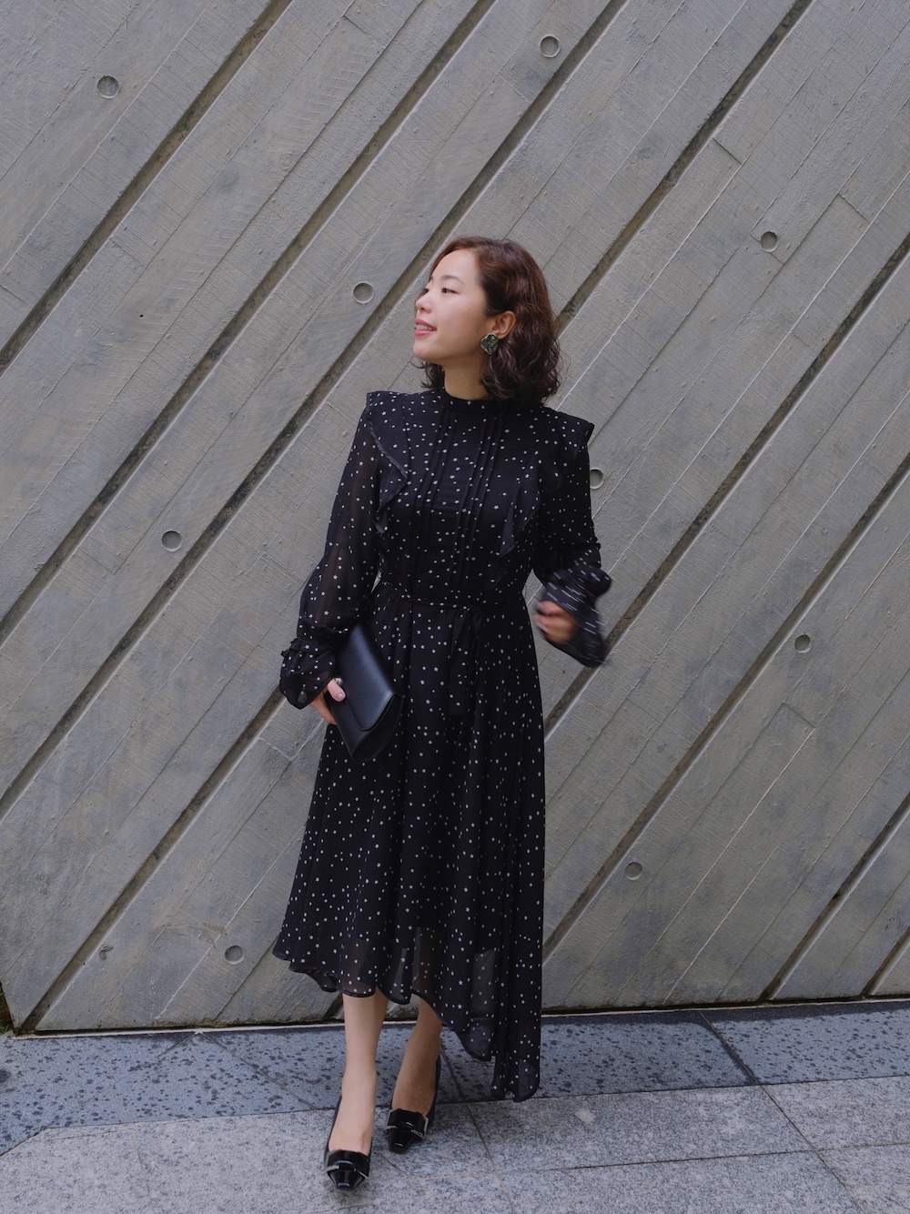 「休日スタイル、大人ガーリー、夏コーデ、春コーデ、ootd、outfit、outfitoftheday、daily look、date style♡、オトナ女子」｜「Ameriのアイテム（ワンピース/ドレス、ブラック系）」を使った、自然卷tutuさん（レディース・160cm）の夏コーディネートの1枚目の写真