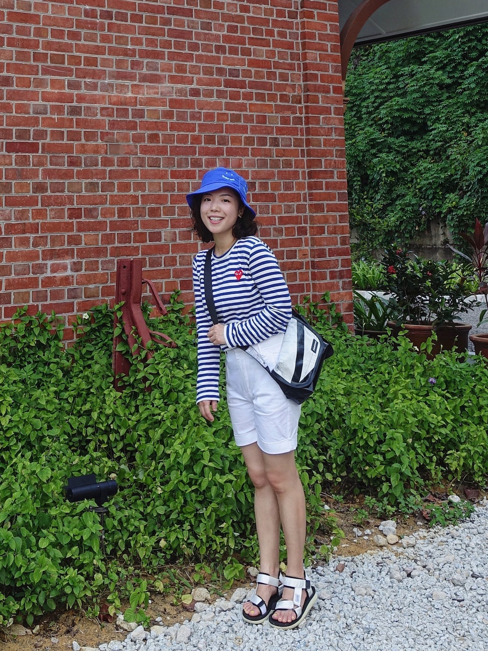 「夏コーデ、休日スタイル、summer、ootd、outfit、outfitoftheday、weekend、hiking、holiday、daily look、夏だ！Tシャツ着よう！」｜「COMME des GARCONSのアイテム（Tシャツ/カットソー、ブルー系）」を使った、自然卷tutuさん（レディース・160cm）の夏コーディネートの1枚目の写真