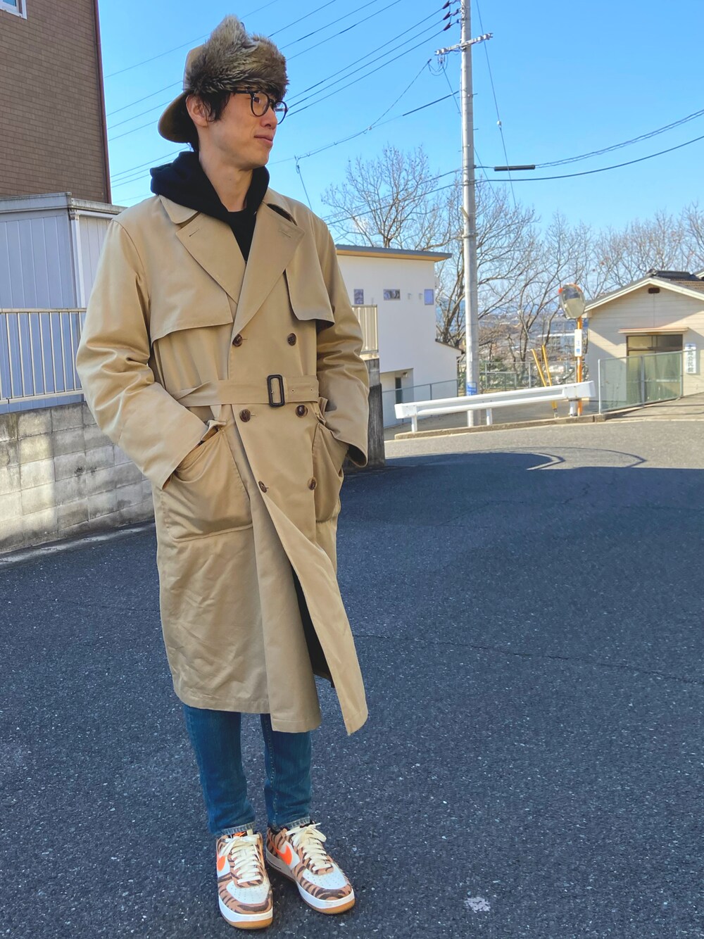 「フライトキャップ、めがね、スニーカー、レザーパッチ、デニム、トレンチコート」｜「JANE SMITH / JOHN SMITHのアイテム（トレンチコート、ベージュ系）」を使った、Kazuhiro Sakaguchiさん（メンズ・182cm）の冬コーディネートの1枚目の写真