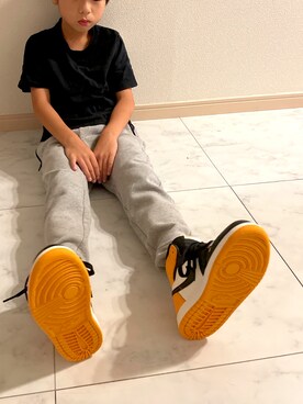 「NIKE（ナイキ）のエア ジョーダン 1 MID ジュニアシューズ / Air Jordan 1 Mid Big Kids' Shoe（Sneakers、オレンジ系）」を使った、蒼虫さん（キッズ・140cm）の秋コーディネート