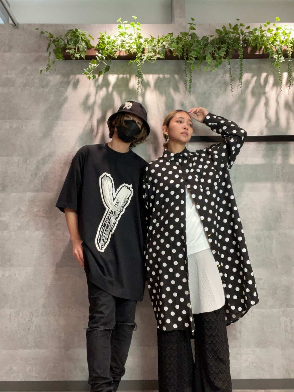 ブラック系のデニムパンツ、ブラック系のTシャツ/カットソー、ブラック系の帽子を着用したメンズの春コーディネートの1枚目の写真