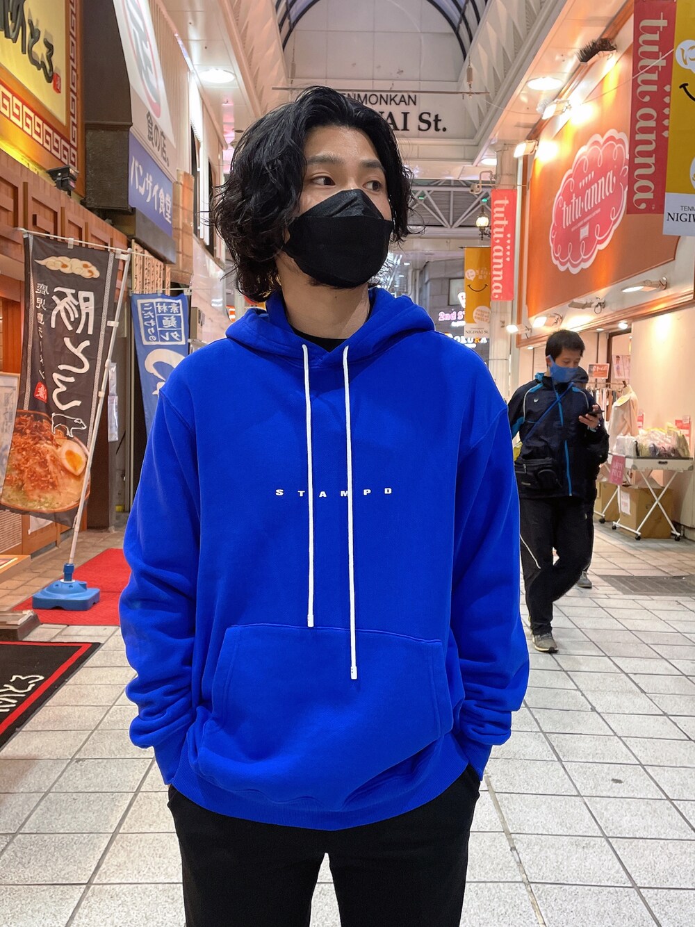 ブラック系のその他パンツ、ブルー系のスウェットを着用したメンズの春コーディネートの1枚目の写真