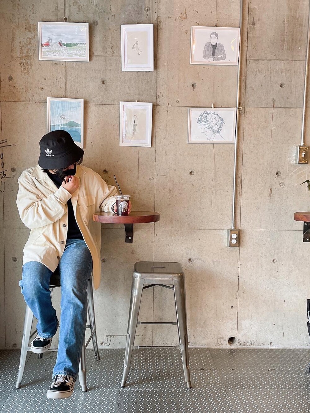 ホワイト系のスニーカー、ブルー系のデニムパンツ、ブラック系のスウェットを着用したメンズの春コーディネートの1枚目の写真