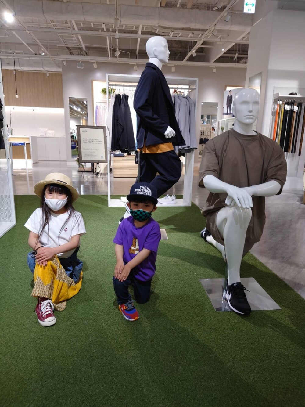 「姉弟こんび、姉弟コーデ、お店の中で撮ってすみません、スニーカー、コンバース、NIKE、仲がいいのか悪いのか、デニム」｜「THE NORTH FACEのザ ノース フェイス THE NORTH FACE Kids Trucker Cap (キッズトラッカーキャップ)（キャップ、ブルー系）」を使った、miopapaさん（キッズ・100cm）の秋コーディネートの1枚目の写真