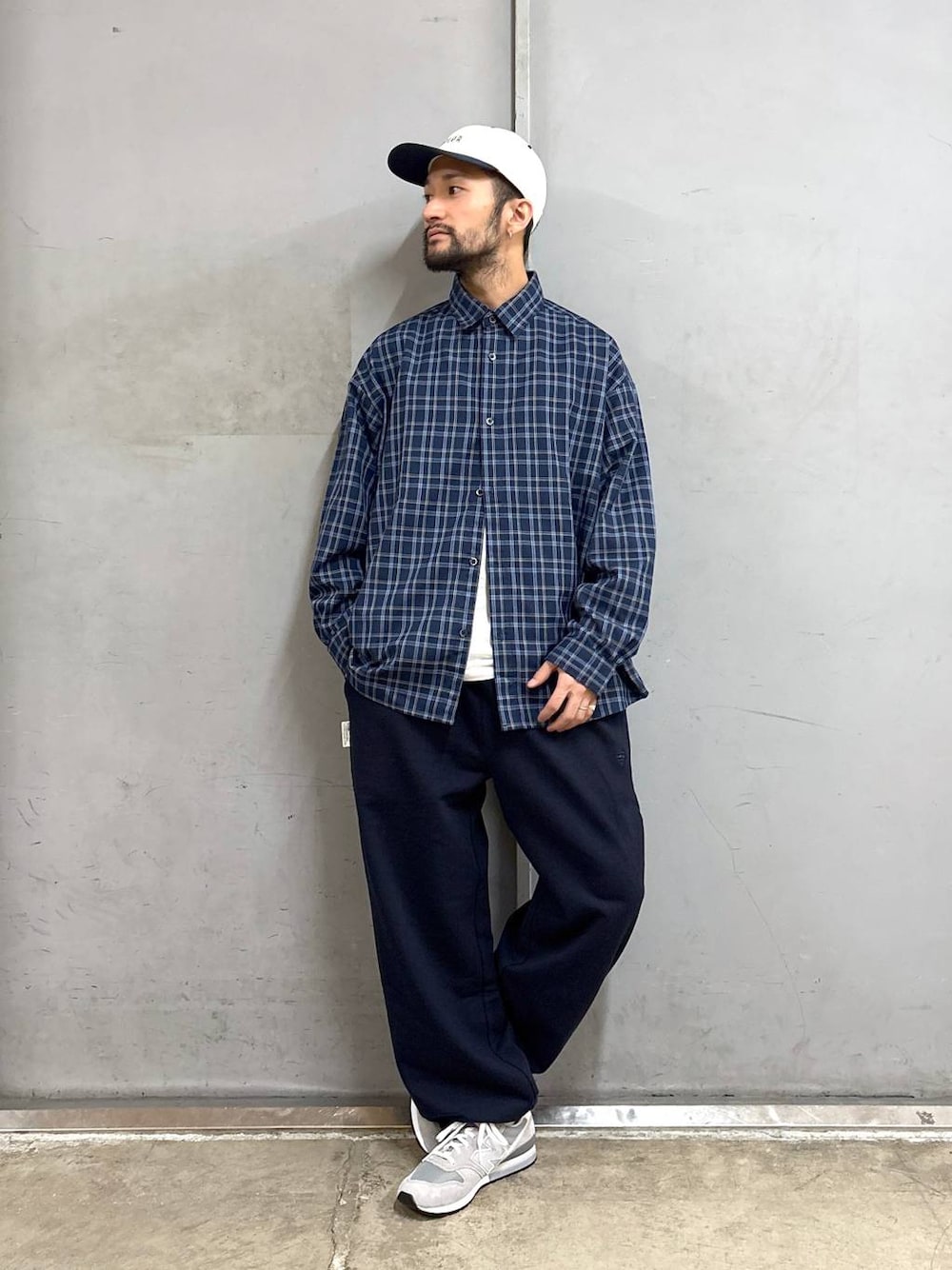 グレー系のスニーカー、ブルー系のシャツ/ブラウス、ブルー系のスウェットパンツを着用したメンズの春コーディネートの1枚目の写真