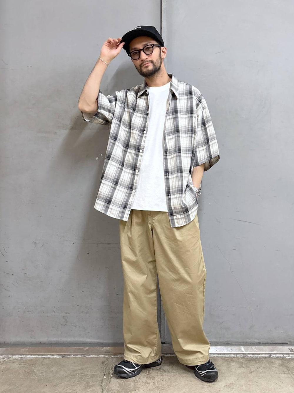 ベージュ系のチノパンツ、ホワイト系のTシャツ/カットソー、ブラック系のシャツ/ブラウスを着用したメンズの春コーディネートの1枚目の写真