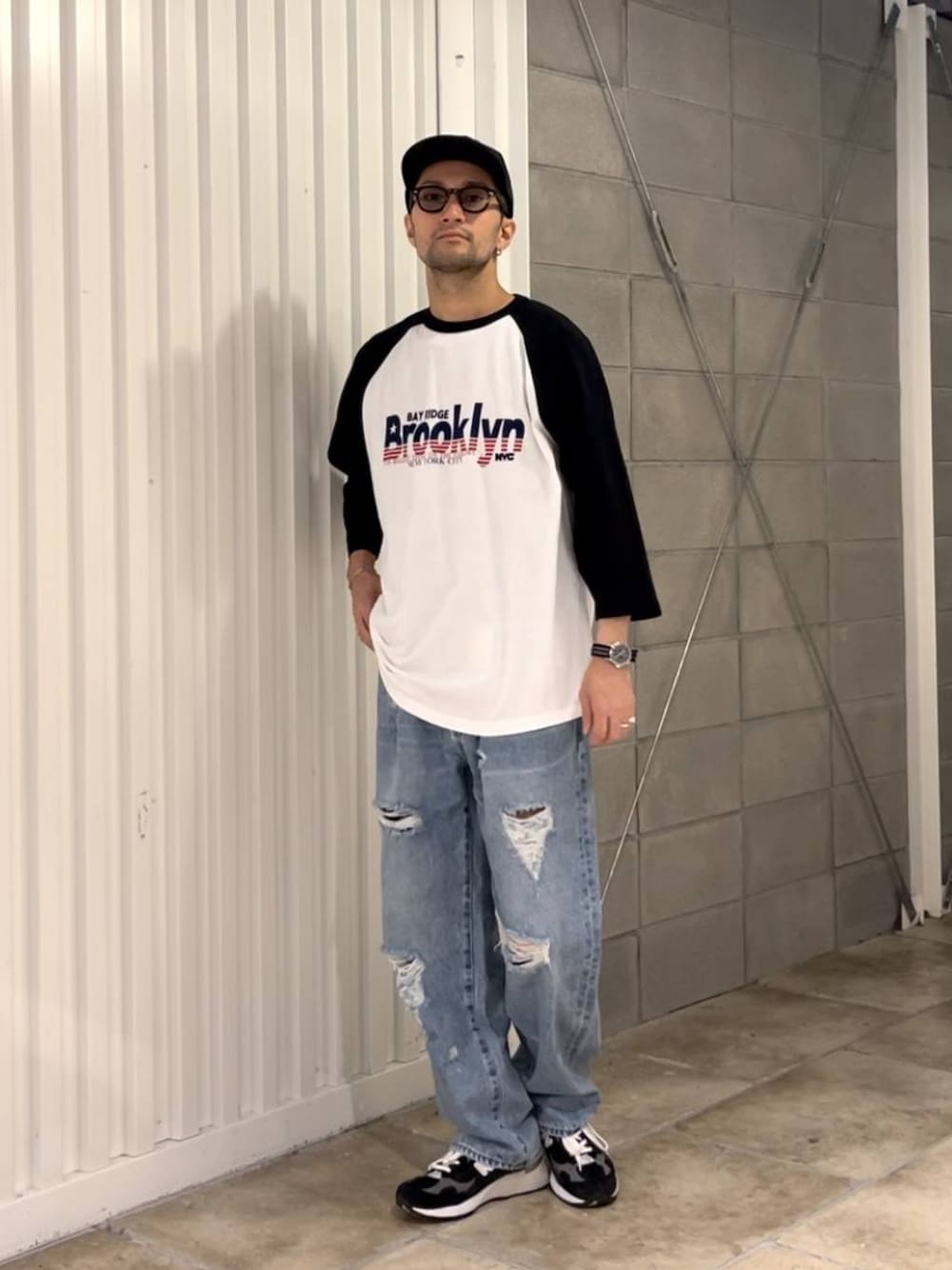 ブルー系のデニムパンツ、ブラック系のTシャツ/カットソーを着用したメンズの夏コーディネートの1枚目の写真