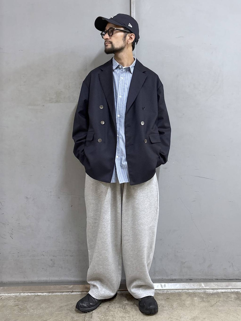 ブラック系のスニーカー、ブルー系のテーラードジャケット、ブルー系のシャツ/ブラウスを着用したメンズの秋コーディネートの1枚目の写真