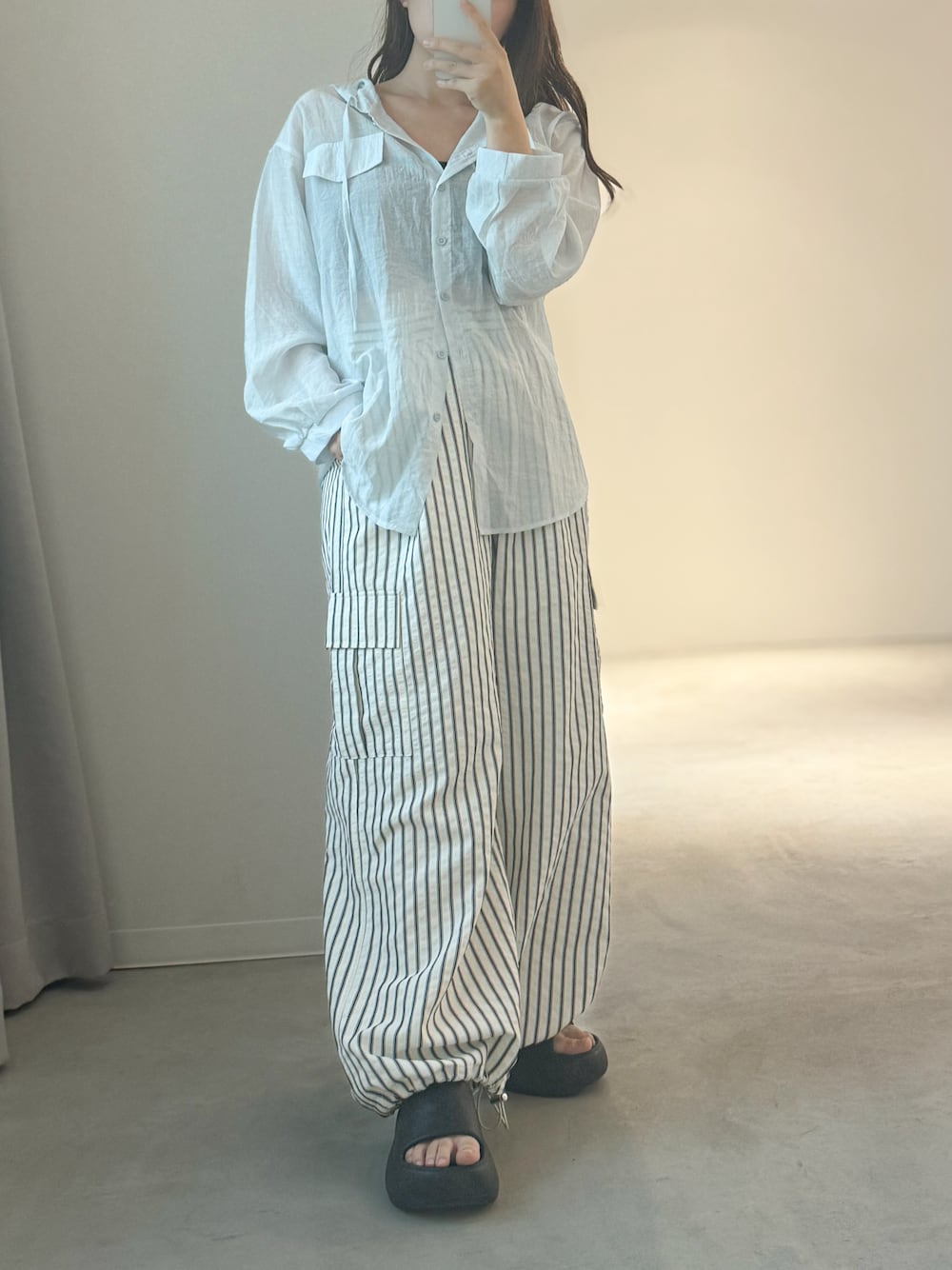 「dueiのストライプカーゴパンツ（カーゴパンツ、ホワイト系）」を使った、tamaruさん（レディース・155cm）の夏コーディネートの1枚目の写真