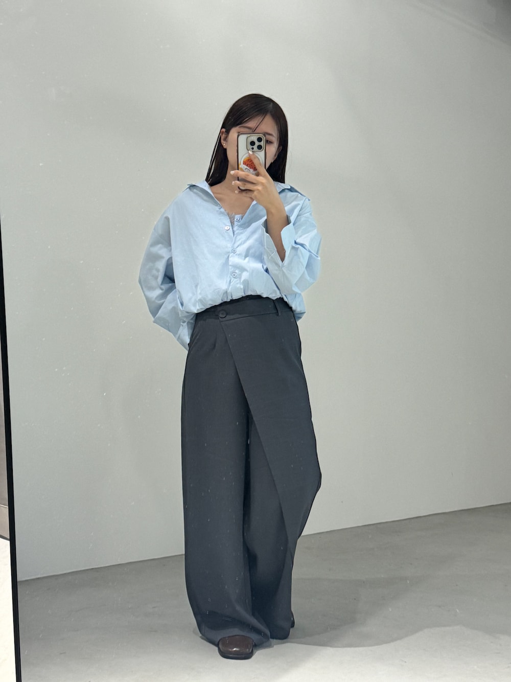 「ブルーシャツ、シャツスタイル、きれいめコーディネート、はるコーデ、春コーデ、春服コーデ、低身長女子、オトナカジュアル、モードカジュアル」｜「dueiのレースキャミドッキングアンサンブルバルーンシャツ（シャツ/ブラウス、ブルー系）」を使った、tamaruさん（レディース・155cm）の春コーディネートの1枚目の写真