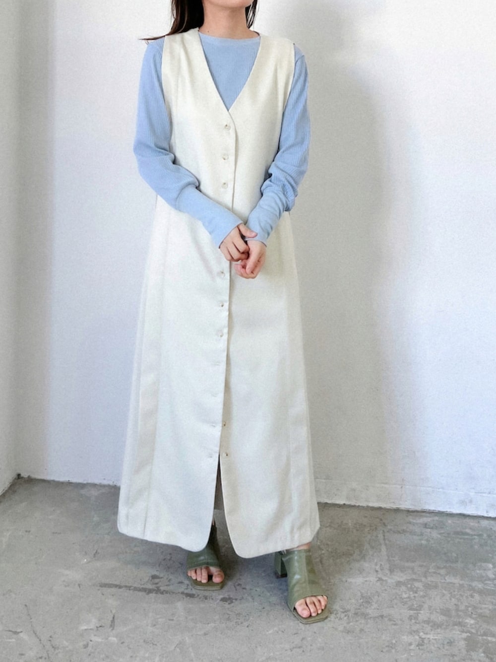 「私の推しブランド、大人カジュアル、ジャンスカ、着回しコーデ、ワンピース、低身長、レイヤードスタイル、春コーデ、ロングワンピース」｜「Aunt Marie'sのショルダータックジャンスカ（ワンピース、ホワイト系）」を使った、tamaruさん（レディース・155cm）の冬コーディネートの1枚目の写真