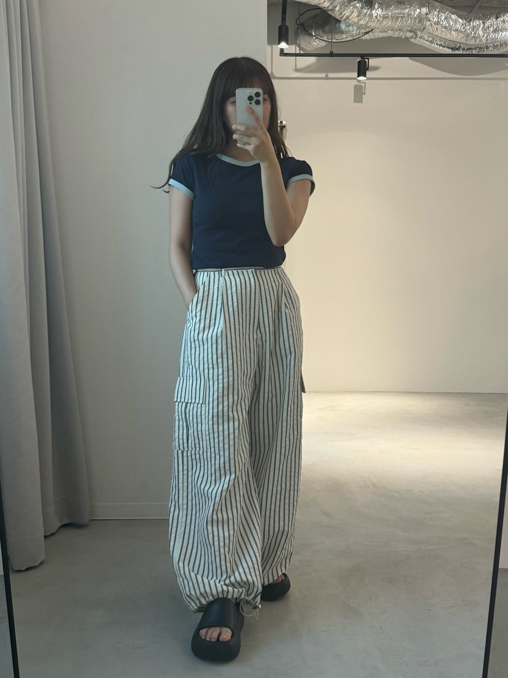 「dueiのストライプカーゴパンツ（カーゴパンツ、ホワイト系）」を使った、tamaruさん（レディース・155cm）の夏コーディネートの1枚目の写真