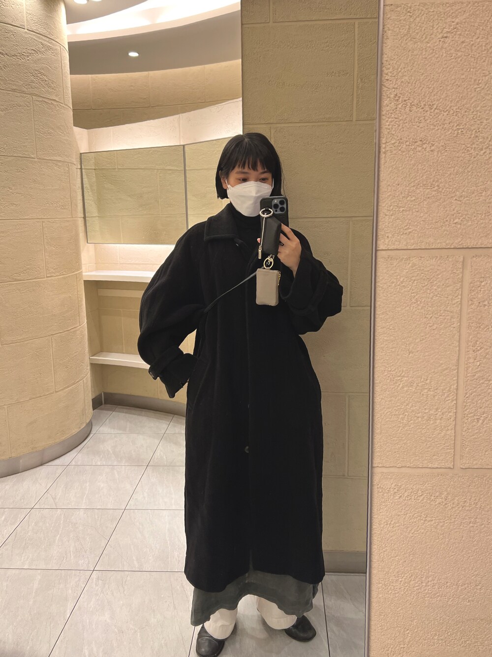 「大人カジュアル、きれいめカジュアル、大人女子、お出かけコーデ、ブラックコーデ、モノトーン、古着MIX、黒コーデ、黒髪、黒タートルネック、黒、コート」｜「Hartのアイテム（ジャケット/アウター、ブラック系）」を使った、さかいひろみさん（レディース・164cm）の冬コーディネートの1枚目の写真