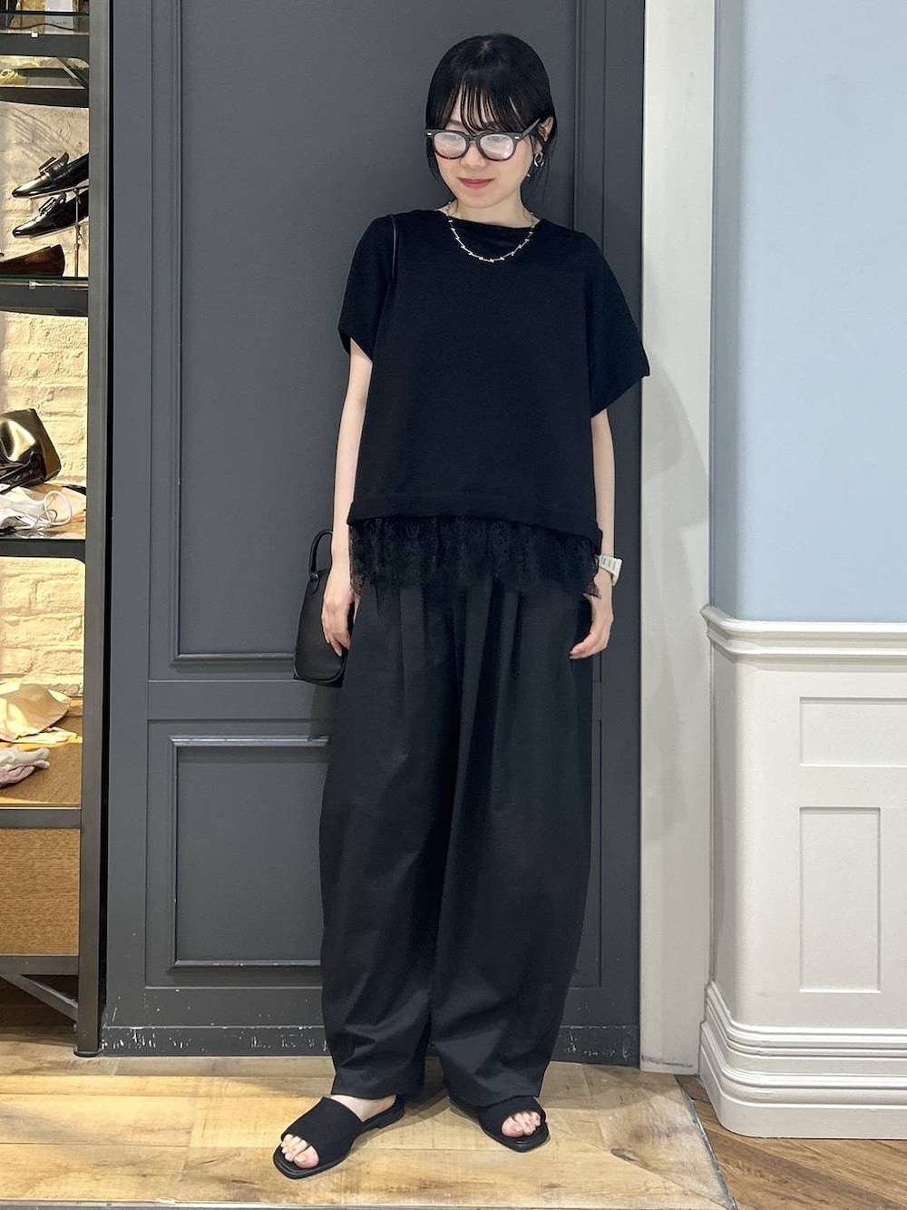 ブラック系のTシャツ/カットソー、ブラック系のニット/セーター、ブラック系のその他パンツを着用したレディースの夏コーディネートの1枚目の写真