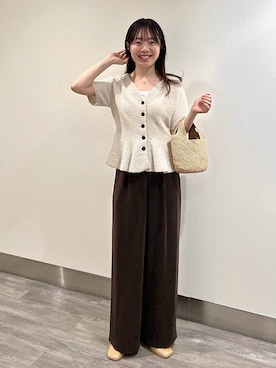 「A part by（アパートバイ）の【Sサイズ展開・洗える】イージーストレートパンツ（スラックス、ブラウン系）」を使った、tutuememさん（レディース）の春コーディネート