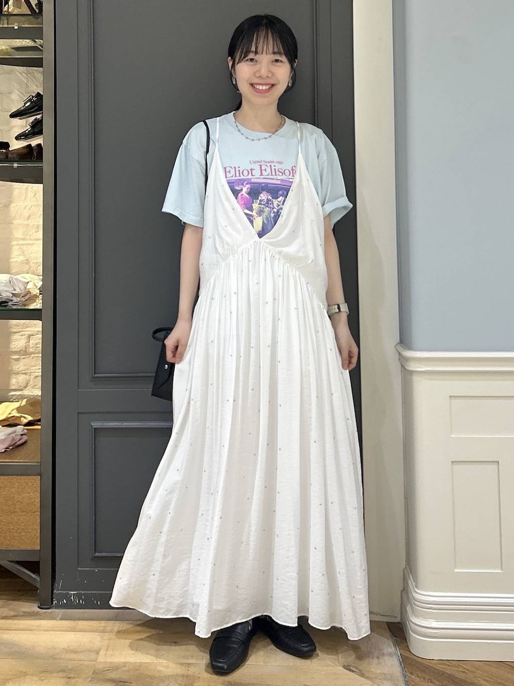ホワイト系のワンピース、ブルー系のTシャツ/カットソーを着用したレディースの夏コーディネートの1枚目の写真