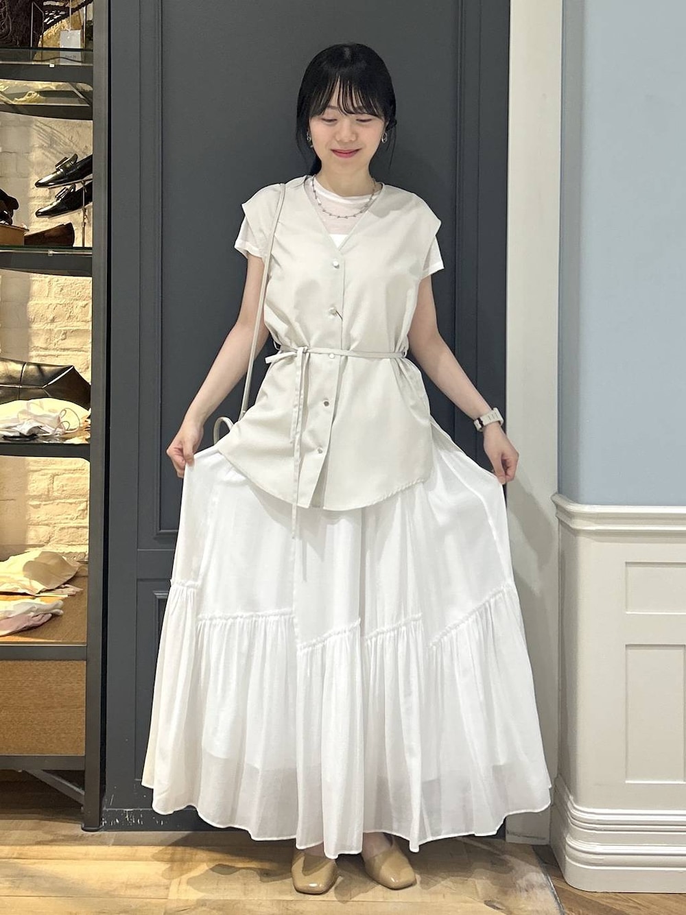 グレー系のシャツ/ブラウス、ホワイト系のスカート、ホワイト系のTシャツ/カットソーを着用したレディースの夏コーディネートの1枚目の写真