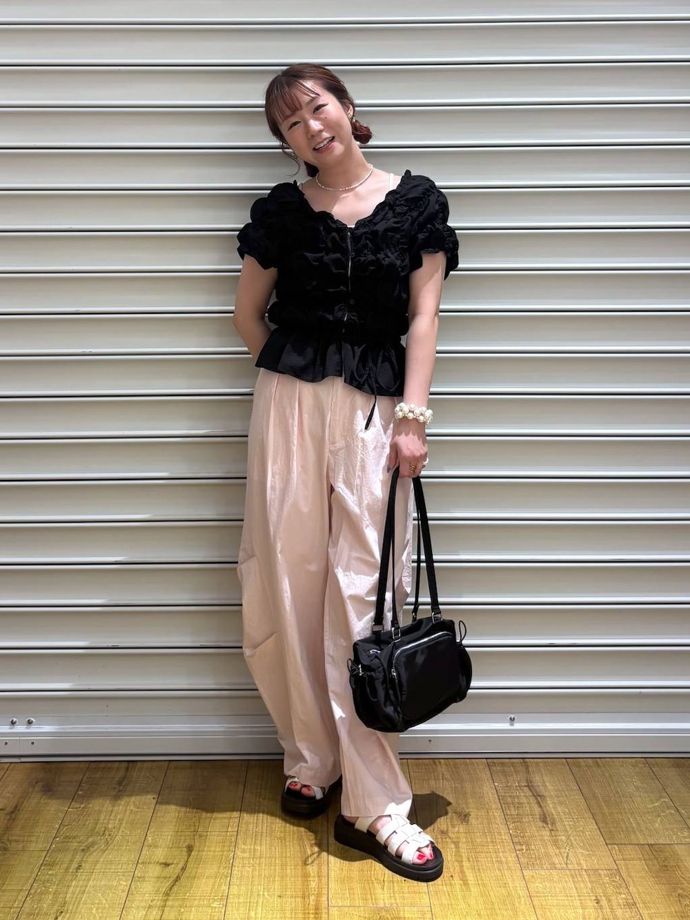 ブラック系のシャツ/ブラウス、ピンク系のその他パンツ、ホワイト系のサンダルを着用したレディースの夏コーディネートの1枚目の写真