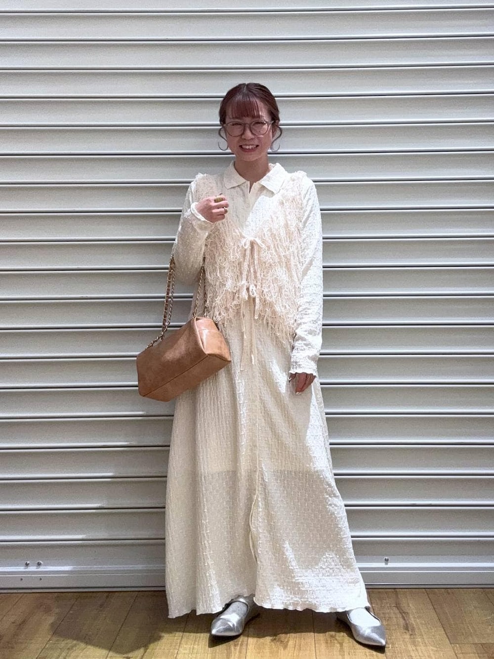 シルバー系のパンプス、ベージュ系のショルダーバッグ、ホワイト系のワンピースを着用したレディースの冬コーディネートの1枚目の写真