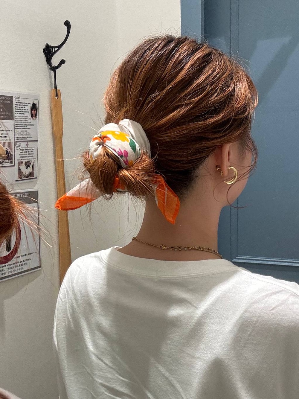 ホワイト系のバンダナ/スカーフを着用したレディースの夏コーディネートの1枚目の写真