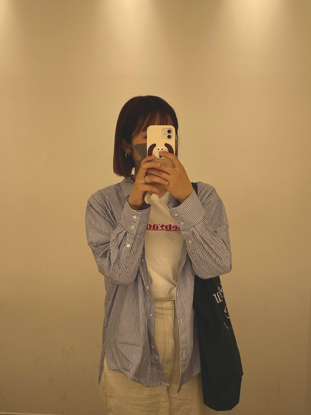 「ユニクロ、ストライプ、ストライプシャツ、オトナカジュアル、Kastane、トートバッグ、シンプルコーデ、ホワイトパンツ、大人コーデ」｜「Kastaneのフロッキー中ロゴTee（Tシャツ/カットソー、ホワイト系）」を使った、oyu.さん（レディース・165cm）の秋コーディネートの1枚目の写真