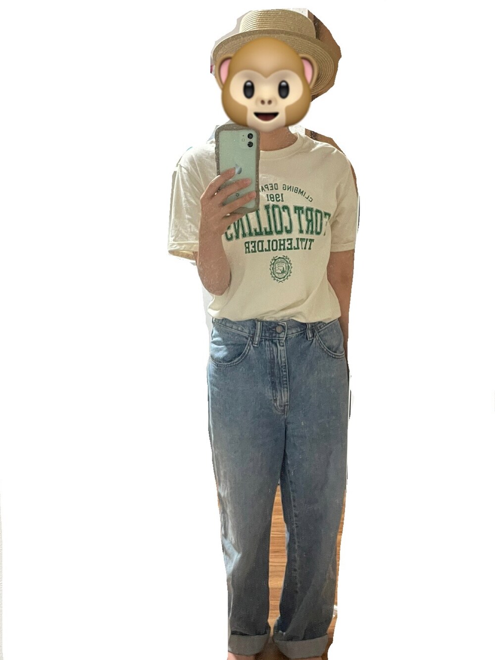 ベージュ系のTシャツ/カットソー、ブルー系のデニムパンツ、ブラウン系のサンダルを着用したレディースの夏コーディネートの1枚目の写真