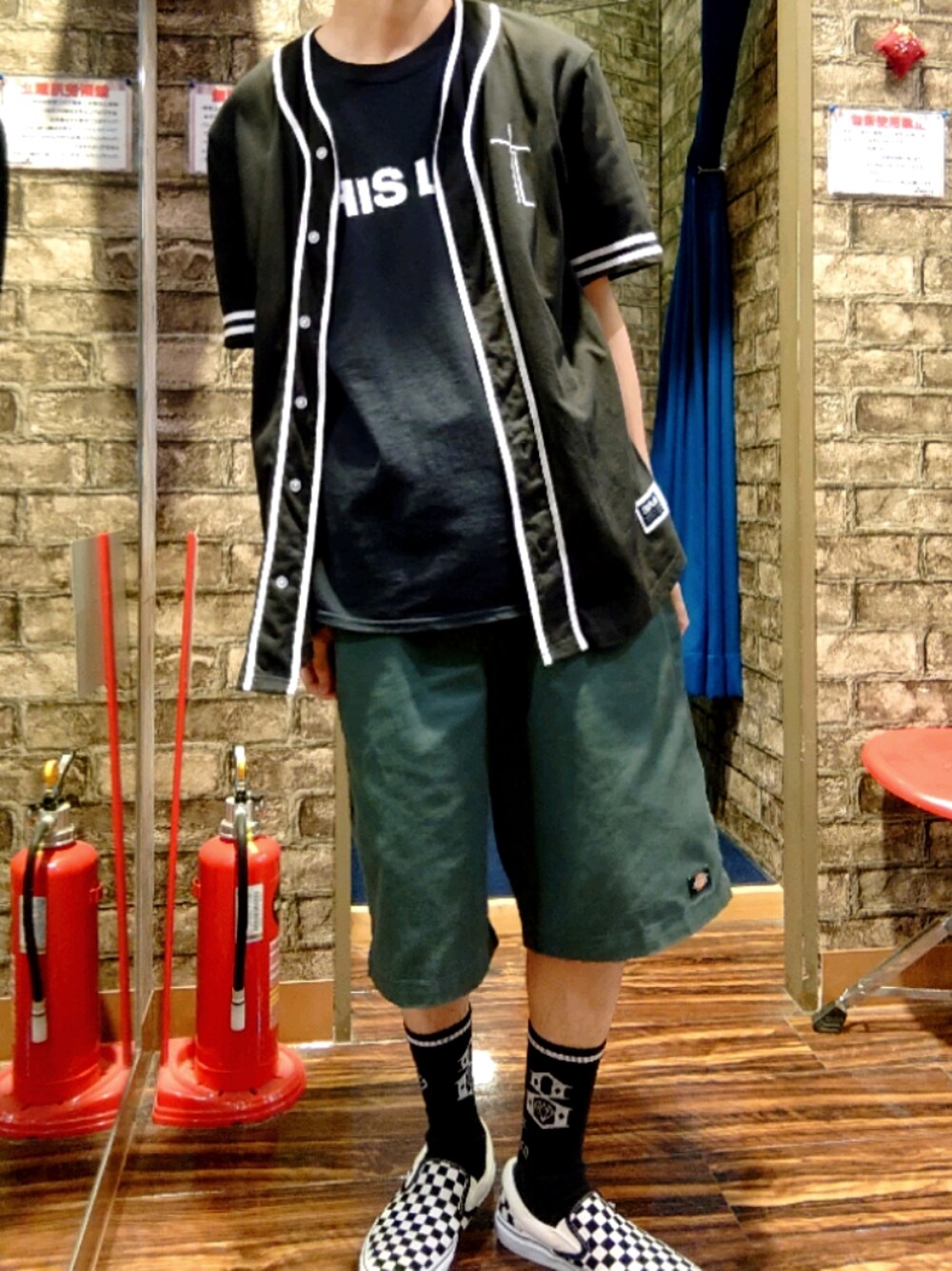 ブラック系のTシャツ/カットソー、グリーン系のその他パンツ、ブラック系のスリッポンを着用したメンズの夏コーディネートの1枚目の写真