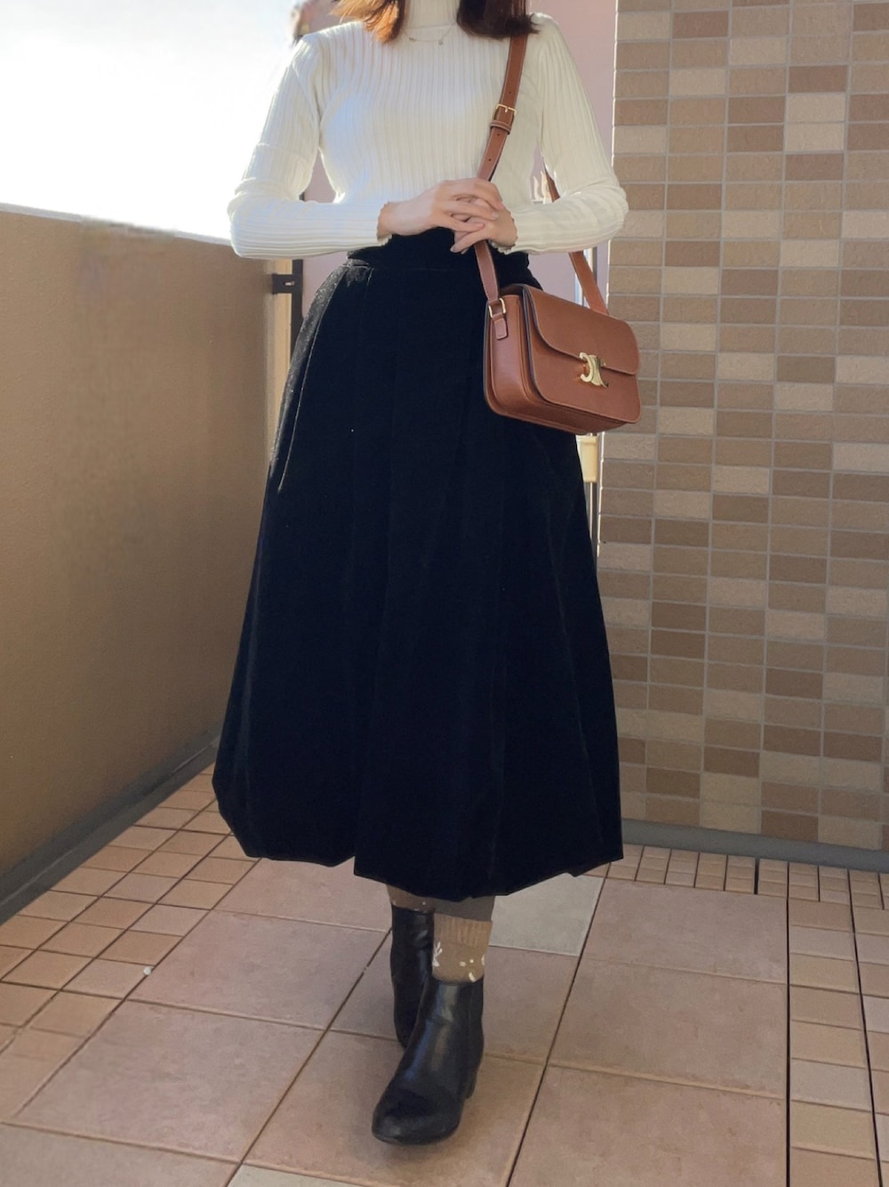「秋冬コーデ、秋のコーデ、シンプルコーデ、リブニット、モノトーン、JENNE、大人女子、レトロ、ロングスカート、フィットアンドフレア、CELINE」｜「DHOLICのハーフネックリブニット（ニット/セーター、ホワイト系）」を使った、スモーモさん（レディース・163cm）の秋コーディネートの1枚目の写真